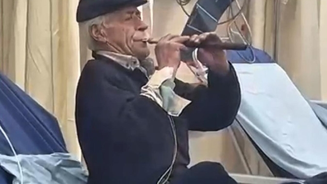 'Acımı hafifletiyor' deyip acil serviste zurna çaldı