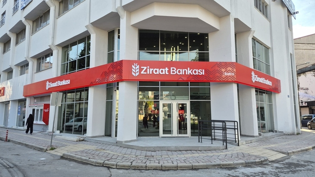 Bafra'da Ziraat Bankası merkez şubesi yenilenen yüzüyle hizmete başladı