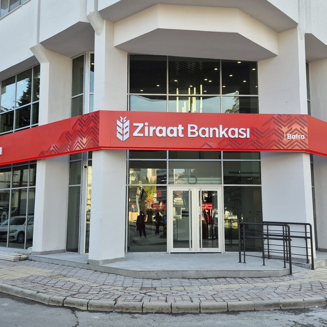 Bafra'da Ziraat Bankası merkez şubesi yenilenen yüzüyle hizmete başladı