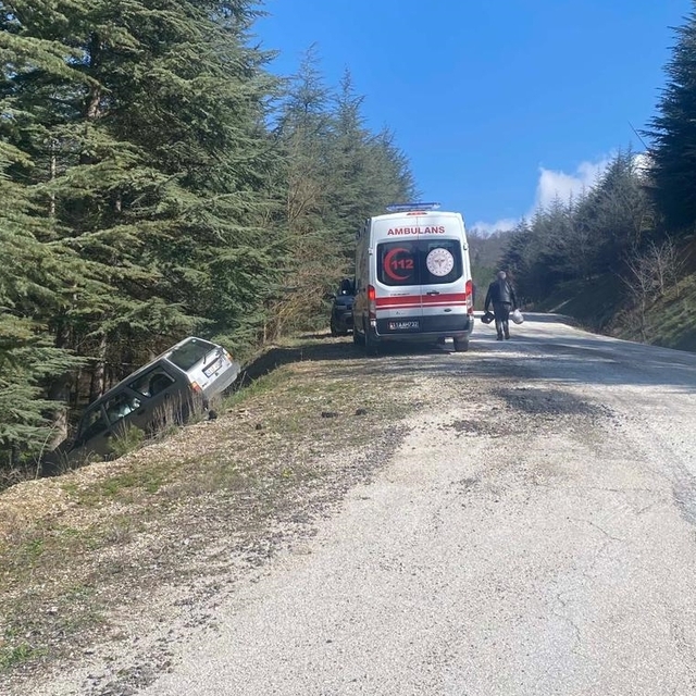 Bilecik'te otomobilin şarampole devrildiği kazada 2 kişi yaralandı