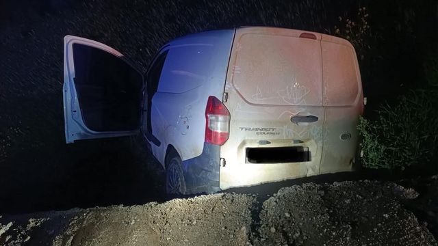 Kırıkhan'da şarampole devrilen hafif ticari aracın sürücüsü yaralandı