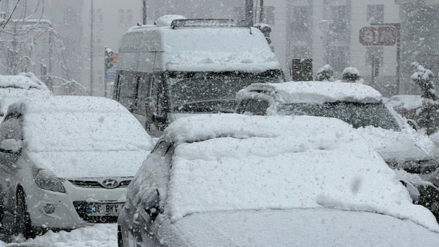 Hakkari'de 60 yerleşim yerinin yolu kapandı