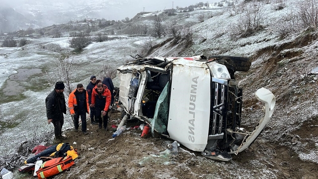 Artvin'de ambulans uçuruma yuvarlandı: 1 ölü, 4 yaralı