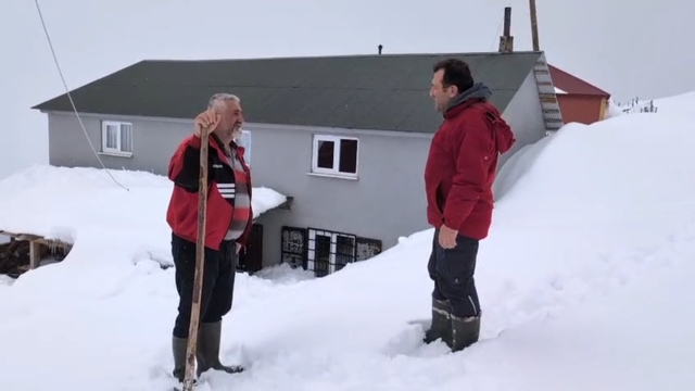 Torul'da kar altında ayı nöbeti
"Evimi başıma yıktı, yine gelecek" Gümüşhane'de kar altında akıl almaz bekleyiş