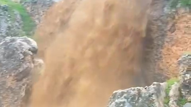 Sağanak yağış şelalelerin debisini yükseltti