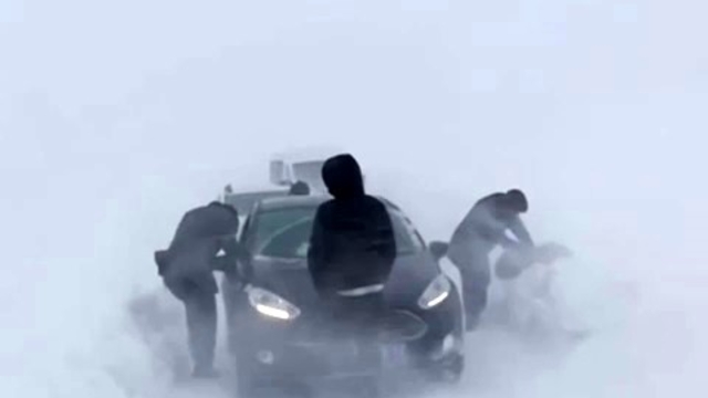 Karayazı'da karla mücadele: Kapalı yollar açıldı, öğrenciler okullarına ulaştı