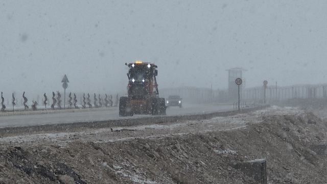 Van'da nisan karı: 93 yerleşim yerinin yolu kapandı, İzmir uçağı inemedi