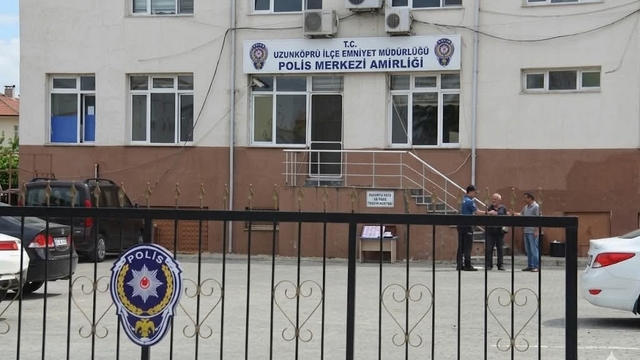 Edirne'de insanlık ölmemiş dedirten olay: Yolda bulduğu 13 bin 600 lirayı polise teslim etti
Bulduğu parayı cebine değil, sahibine götürdü