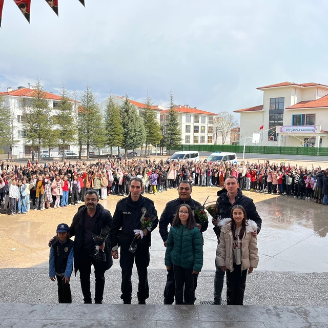 Polis abilerini çoşku ve sevinçle karşıladılar