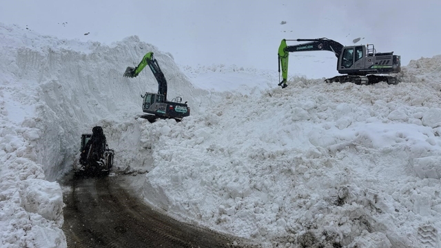 Şırnak'ta çığ düşen yolda çalışmalar devam ediyor