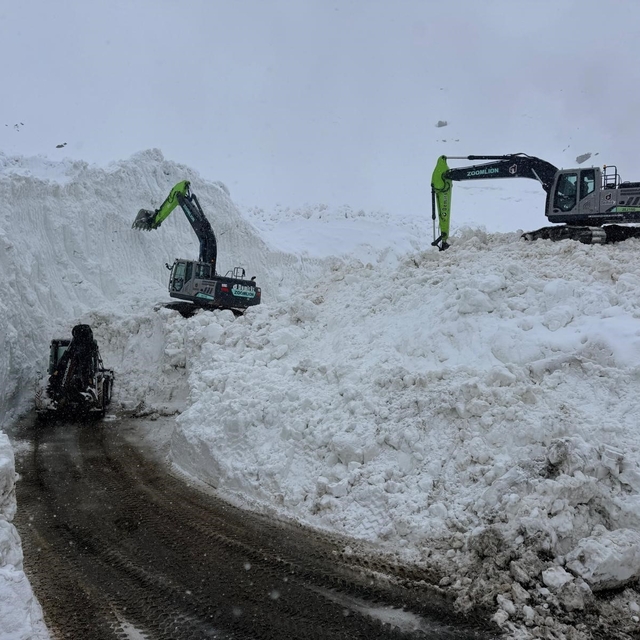 Şırnak'ta çığ düşen yolda çalışmalar devam ediyor