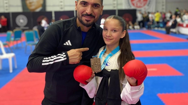 Filmlerden etkilendi, karatede şampiyon oldu