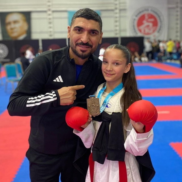 Filmlerden etkilendi, karatede şampiyon oldu