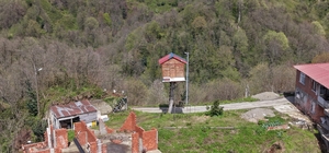 Çocukluk hayalini 25 yıl sonra gerçekleştirdi; 7 metre yüksekliğe ağaç ev yaptı