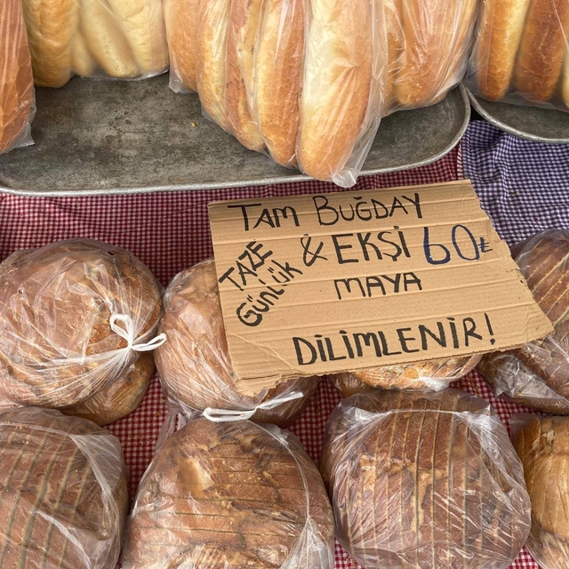 Pazarda etiketsiz ve ambalajsız ekmek satan esnaf hakkında işlem yapıldı