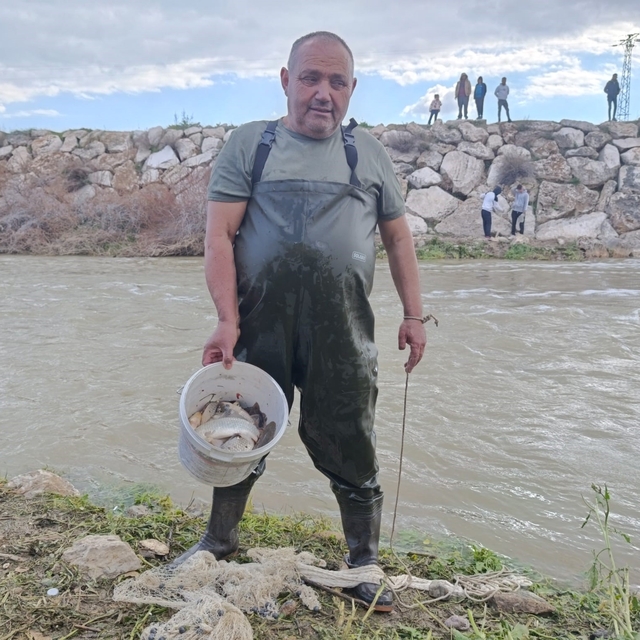 10 yıllık kuraklığın hakim olduğu çayda balık avladılar