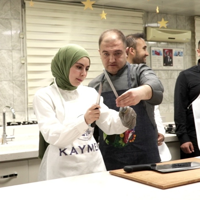 KAYMEK, AB tescilli Kayseri pastırması için doğrama ve sunum tekniği kursu...