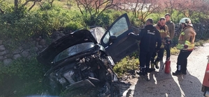 Yayladağı'nda bahçe duvarına çarpan otomobil hurdaya döndü