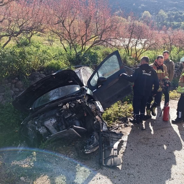 Yayladağı'nda bahçe duvarına çarpan otomobil hurdaya döndü