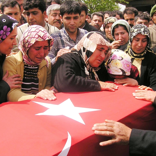 Adana'da şehit annesinin dramı: "Can verdim, evimde oturamıyorum"