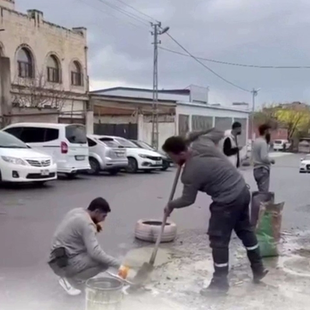 Batman'da esnaf yoldaki çukurları kendi imkanlarıyla kapatıyor