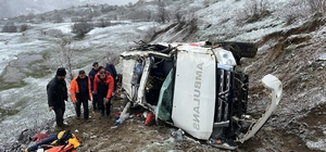 Hasta taşıyan ambulans, uçuruma yuvarlandı: 1 ölü, 4 yaralı