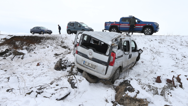 Kars'ta şarampole devrilen araçtaki baba ve oğlu yaralandı