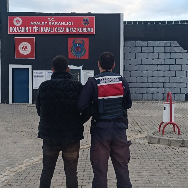 Hırsızlık suçundan aranan şahsı jandarma yakaladı