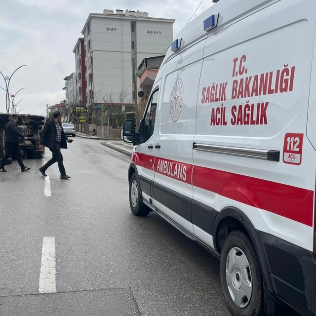 Kamyonet refüje çarparak devrildi: 2 yaralı