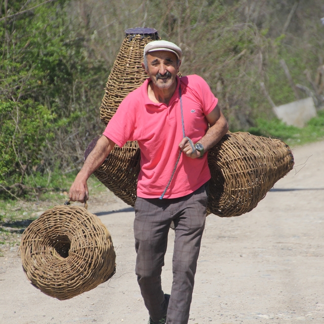 Doğadan topluyor, türkülerle örüyor: 45 yıllık usta dikenli sarmaşıktan bal...