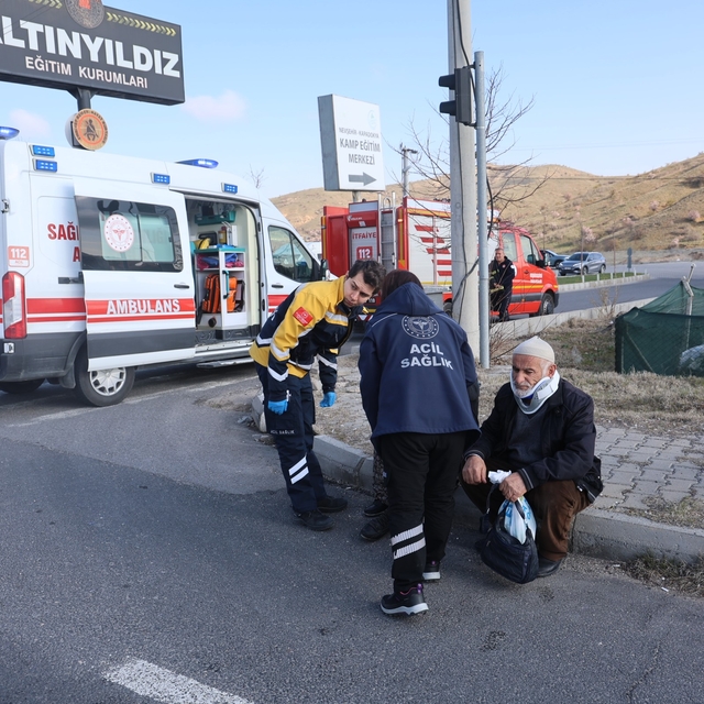 Kırmızı ışıkta bekleyen otomobile çarptı: 2 yaralı