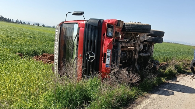 Hatay'da sürücüsünün kontrolünü kaybettiği tır devrildi