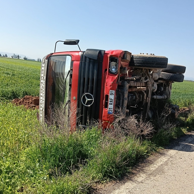 Hatay'da sürücüsünün kontrolünü kaybettiği tır devrildi