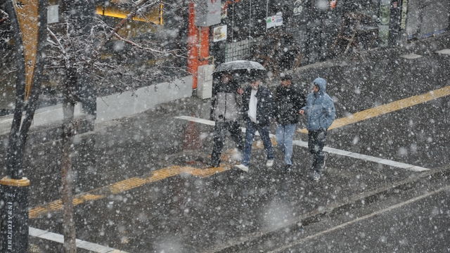 Kars'ta kar ve tipi: 33 köy yolu ulaşıma kapandı