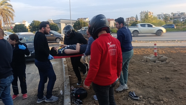 Çarpmanın etkisiyle 20 metre fırlayıp refüjdeki toprağa düşüp hayata tutundular: 2 yaralı
Otomobile çarpıp 20 metre savruldular, düştükleri toprak zemin hayatlarını kurtardı