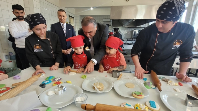 Antalya'da minikler mutfağa girdi, renkli kurabiyeler ortaya çıktı