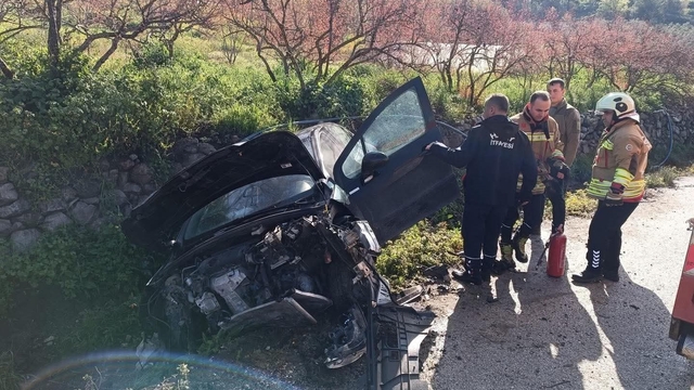 Yayladağı'nda bahçe duvarına çarpan otomobil hurdaya döndü
