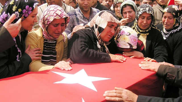 Adana'da şehit annesinin dramı: "Can verdim, evimde oturamıyorum"