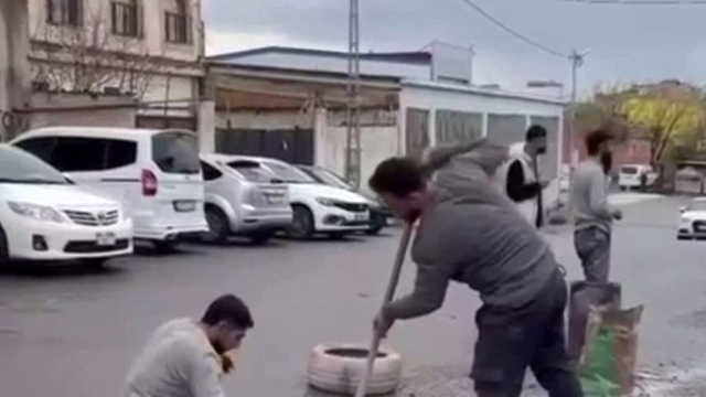 Batman'da esnaf yoldaki çukurları kendi imkanlarıyla kapatıyor
