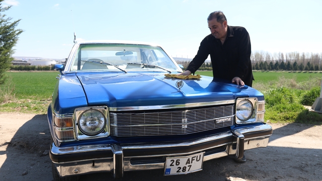 Çocuklukta hayal ettiği araca 52 yaşında kavuştu
Adeta gözü gibi baktığı yaşıtı olan aracını çocuklarına miras bırakmak istiyor
Bu aracın egzoz sesini dinleyebilmek için trafikte peşinde kuyruk oluşuyor
Esnaf Sami Şenlik: "Bu araba bana hayat sunuyor ve beni çok eskilere götürüyor"
"Aldığımda eski, hurda bir araçtı, onu kendim bu hâle getirdim"
"1976 model yani 50 yaşında, yarım asırlık bir araba"