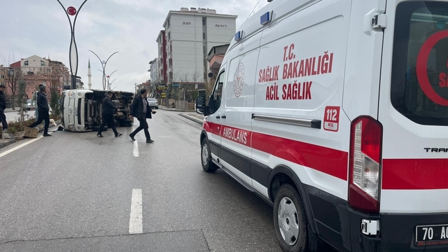 Kamyonet refüje çarparak devrildi: 2 yaralı