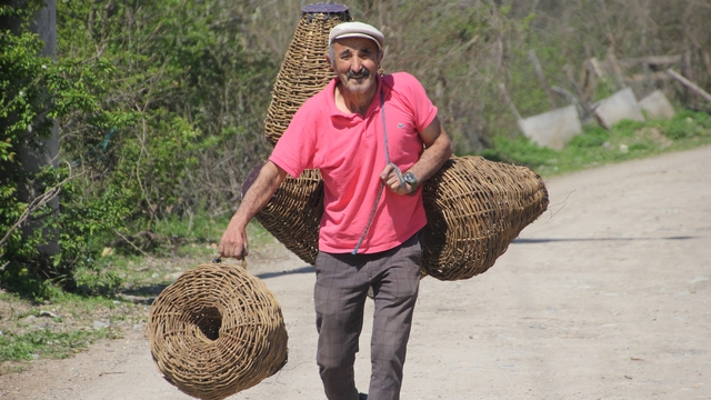Doğadan topluyor, türkülerle örüyor: 45 yıllık usta dikenli sarmaşıktan balık sepeti örüyor