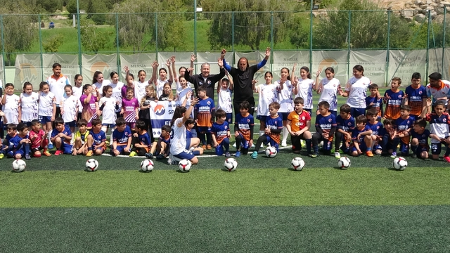 Mersin Üniversitesi'nde yüzlerce çocuk ve genç, dijital bağımlılıktan uzak sporla yetişiyor