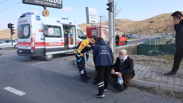 Kırmızı ışıkta bekleyen otomobile çarptı: 2 yaralı