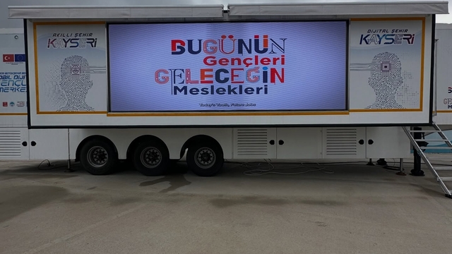 Kayseri'de üniversite öğrencileri Mobil Dijital Gençlik Merkezi tırında eğitim alıyor