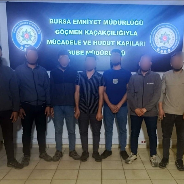 Bursa'da göçmen kaçakçılığına darbe
Çok sayıda şahıs ve organizator yakalan...