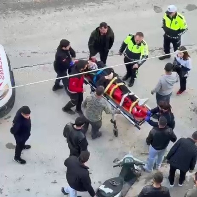 Motosiklet park halindeki otomobile çarptı: 1 yaralı