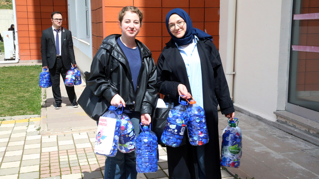 Dersi projeye dönüştüren üniversiteliler özel gereksinimli bireyler için 200 bin kapak topladı