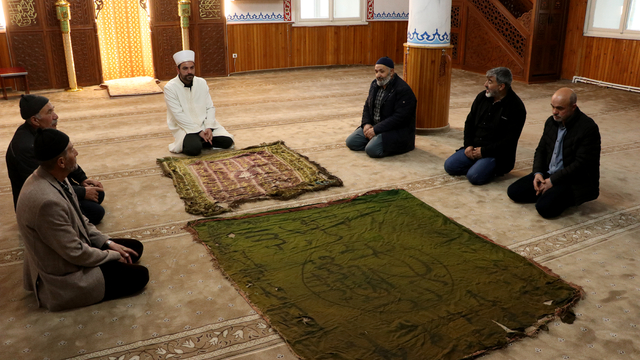 Atalarından kalan sancakları nesilden nesle taşıyorlar