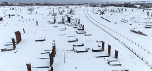Ahlat'ın tarihi mekanlarında kar güzelliği